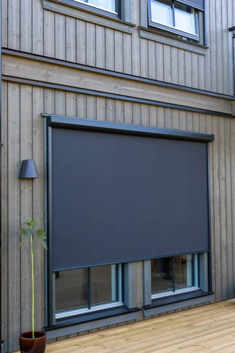 Zip-screen monterad på villa i grå färg