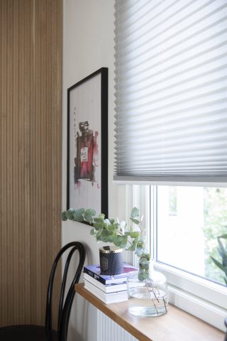 Ljusgrå Plisségardin i kök
