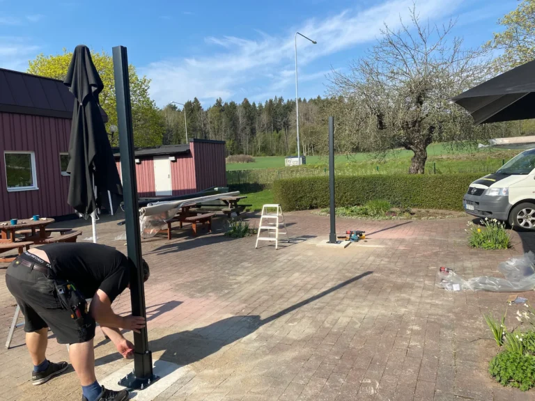 montering av stolpar till pergolamarkis