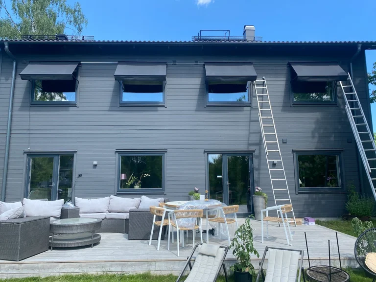 4 st grå fönstermarkiser på grå villa