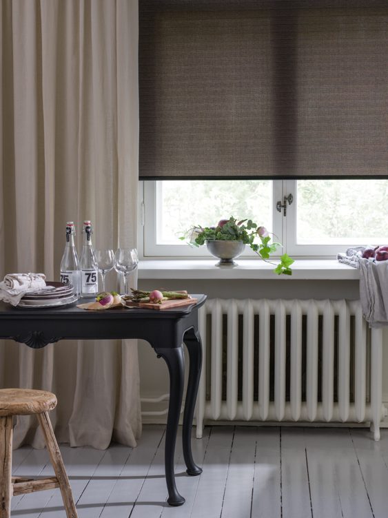 Mörk rullgardin i kök