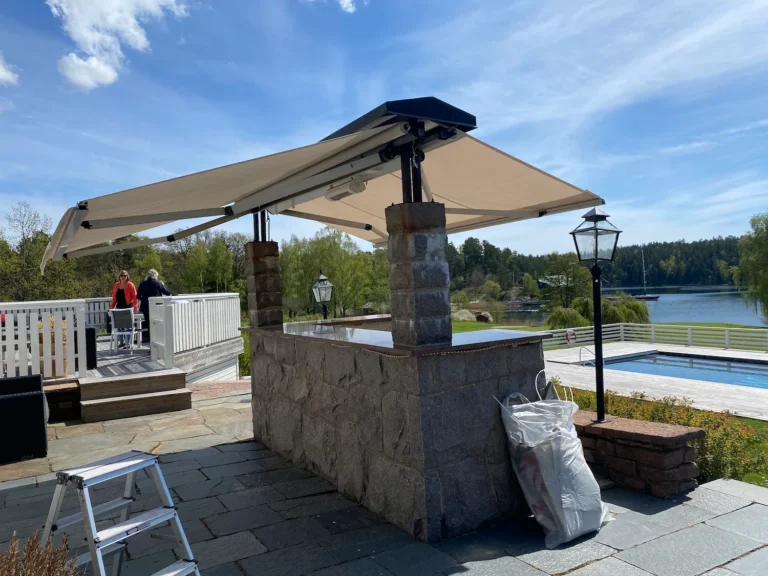 Pergolamarkis monterad över bar