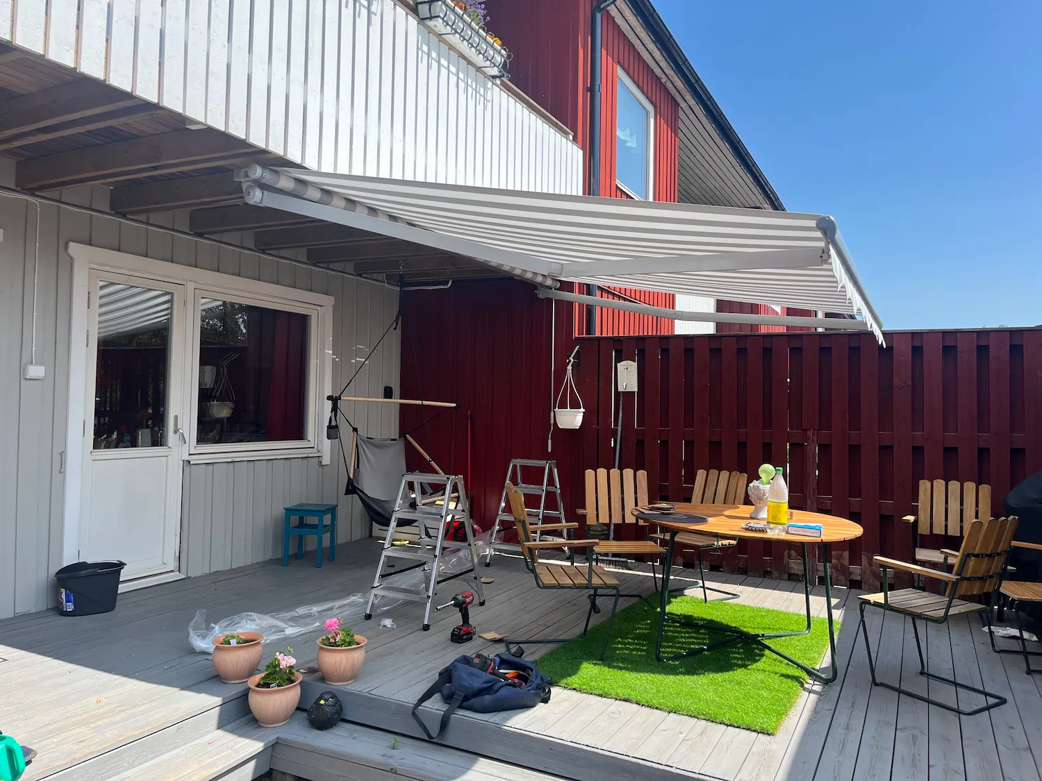 Randig terassmarkis på uteplats