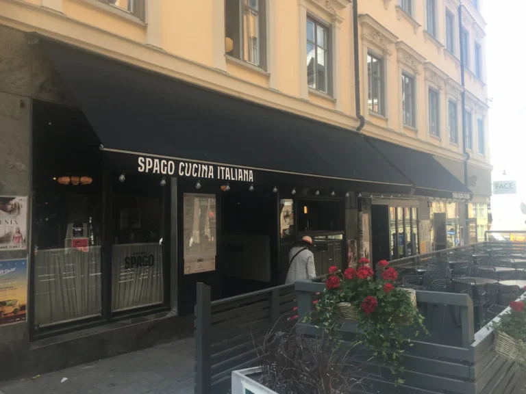 Svart markis med logga på restaurang